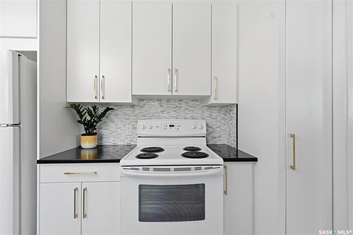 Property Photo:  925 O Avenue S  SK S7M 2S8 