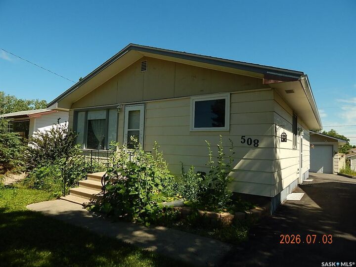 Property Photo: 508 6th Avenue W SK S0H 0B0