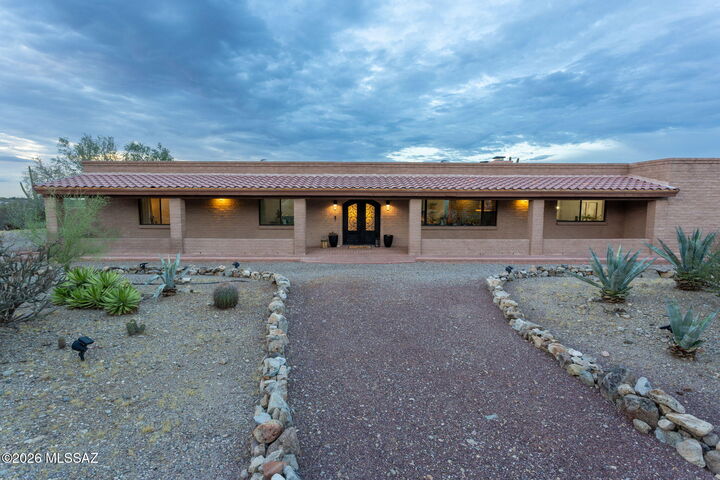 Property Photo: 6040 W Peregrine Way AZ 85745