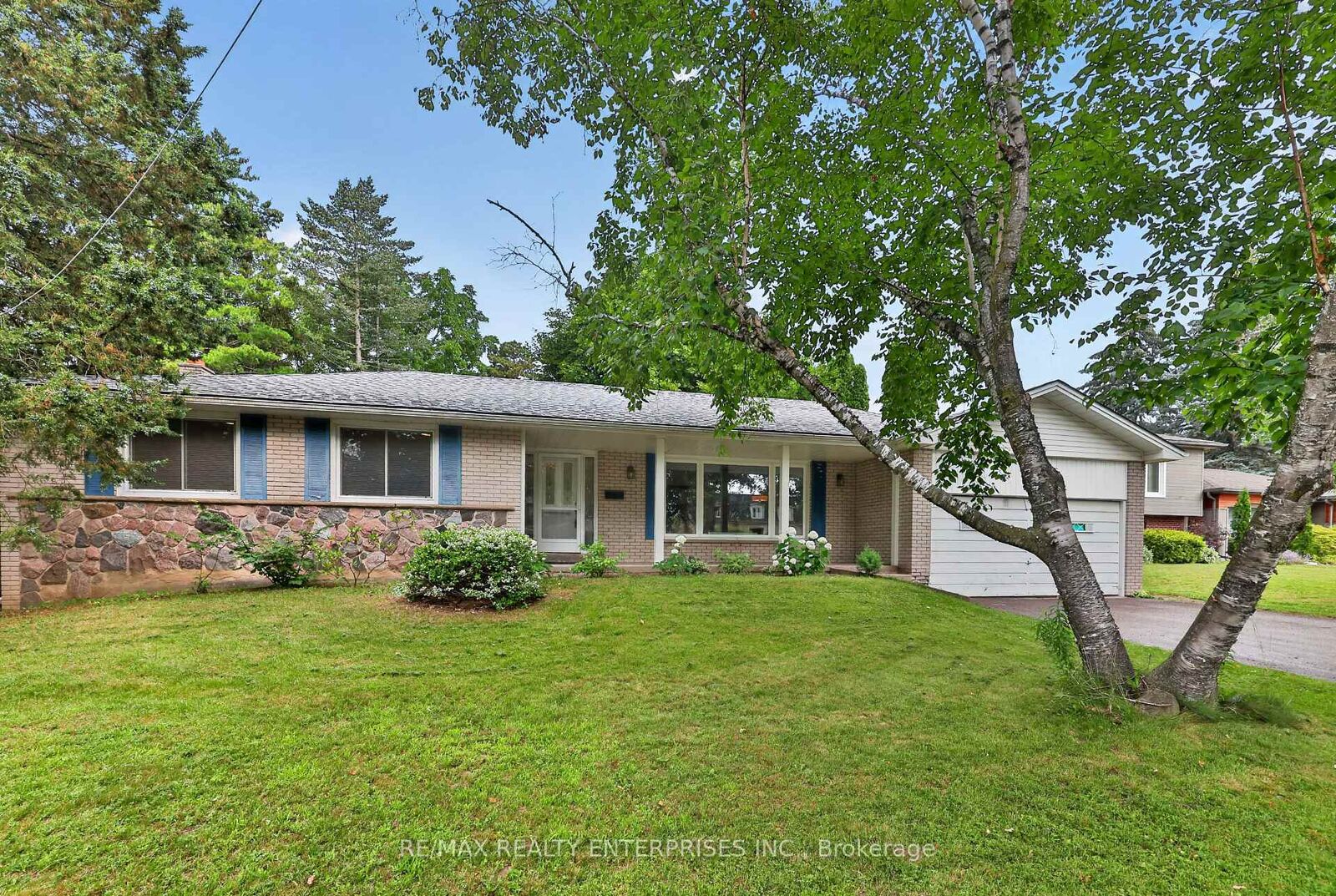 Property Photo: 975 Cresthampton Lane ON L5H 2X2