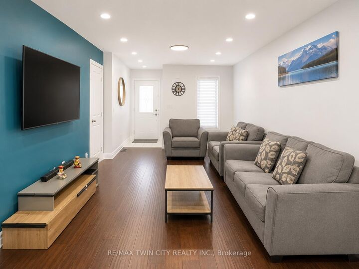 Photo de la propriété: 212 Colton Circle ON N2A 4K2