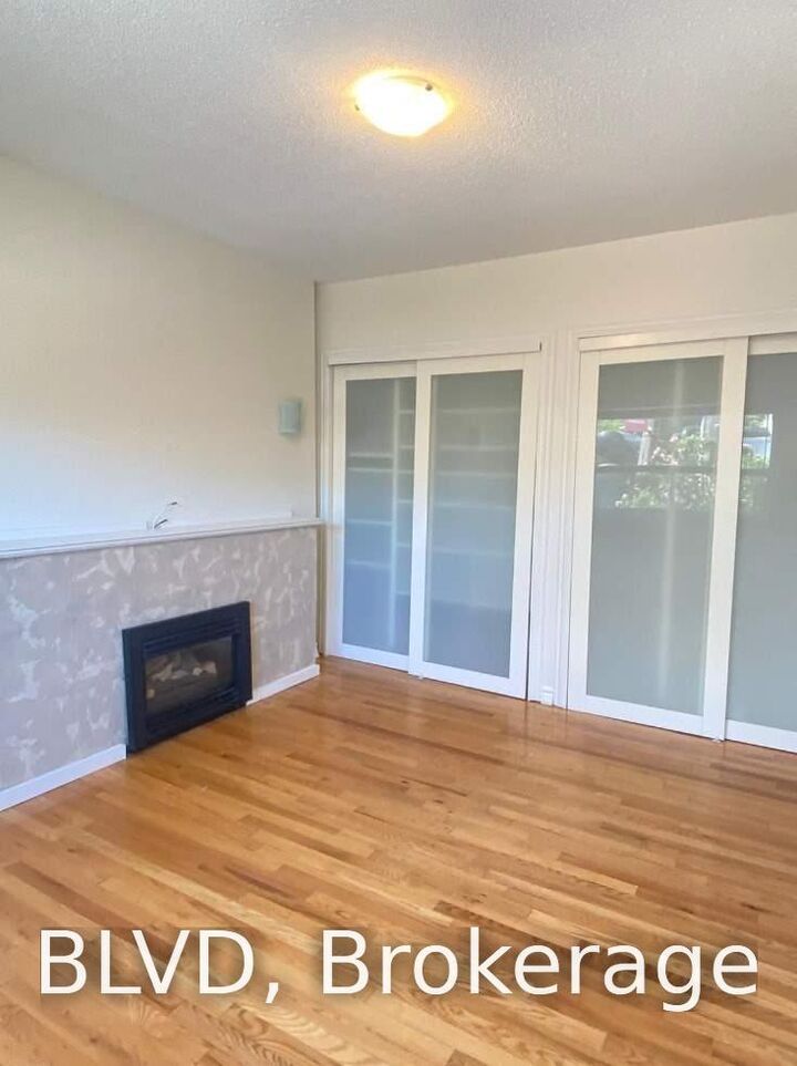 Property Photo:  617 The Queensway Avenue Main Fl  ON M8Y 1K2 