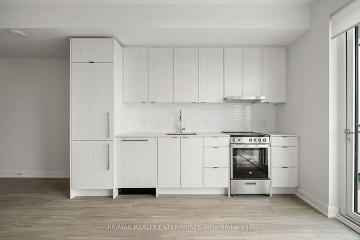 Property Photo: 4130 Parkside Village Drive 3509 ON L5B 0L7