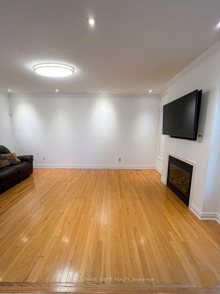 Property Photo:  35 Waite Crescent  ON L4A 0B5 