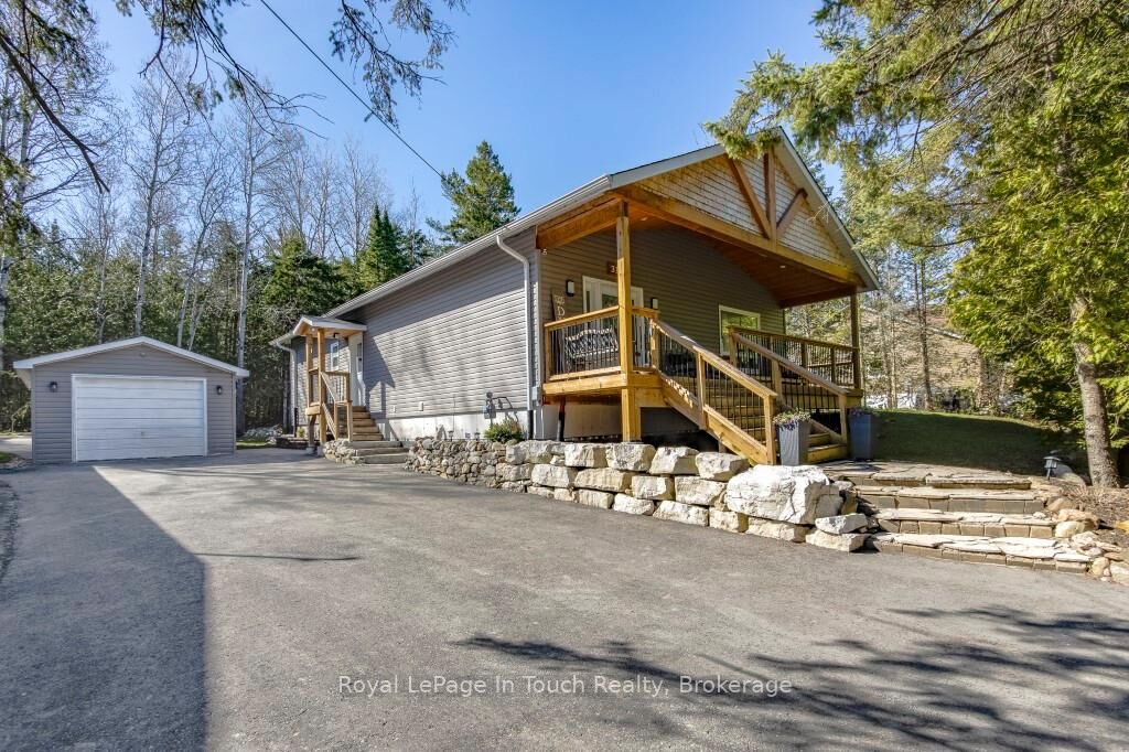 Property Photo: 31 Earldom Boulevard ON L0K 1R0