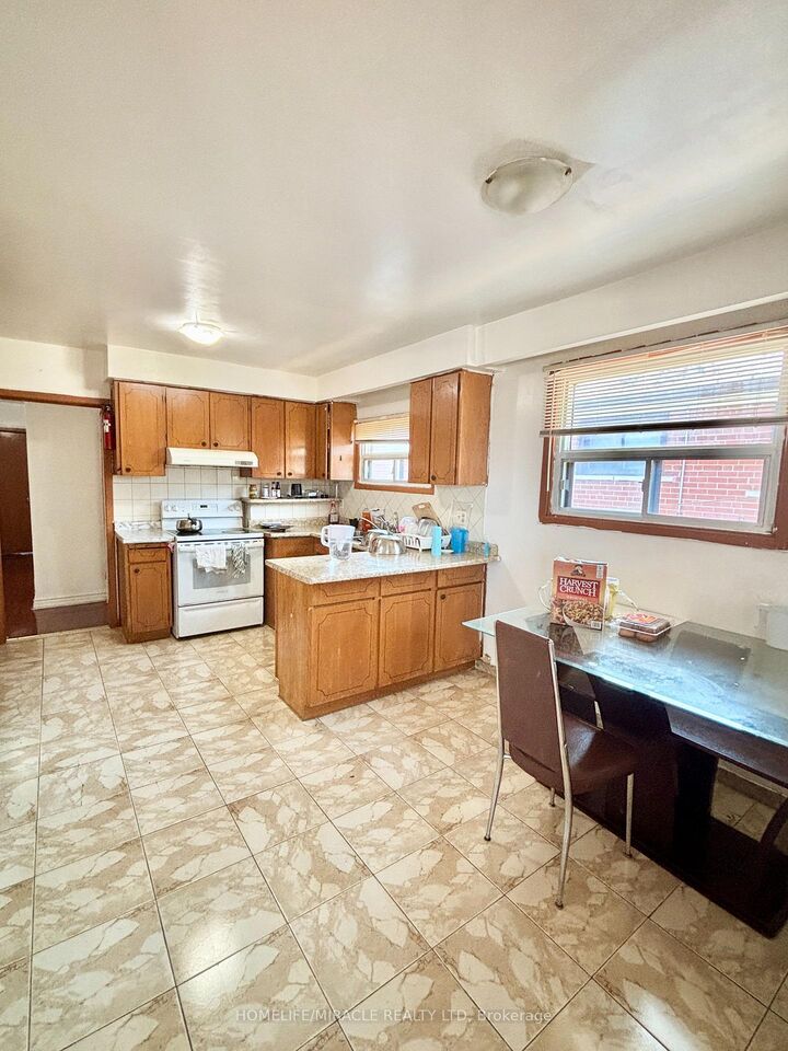 Property Photo:  7276 Shallford Road  ON L4T 2P7 