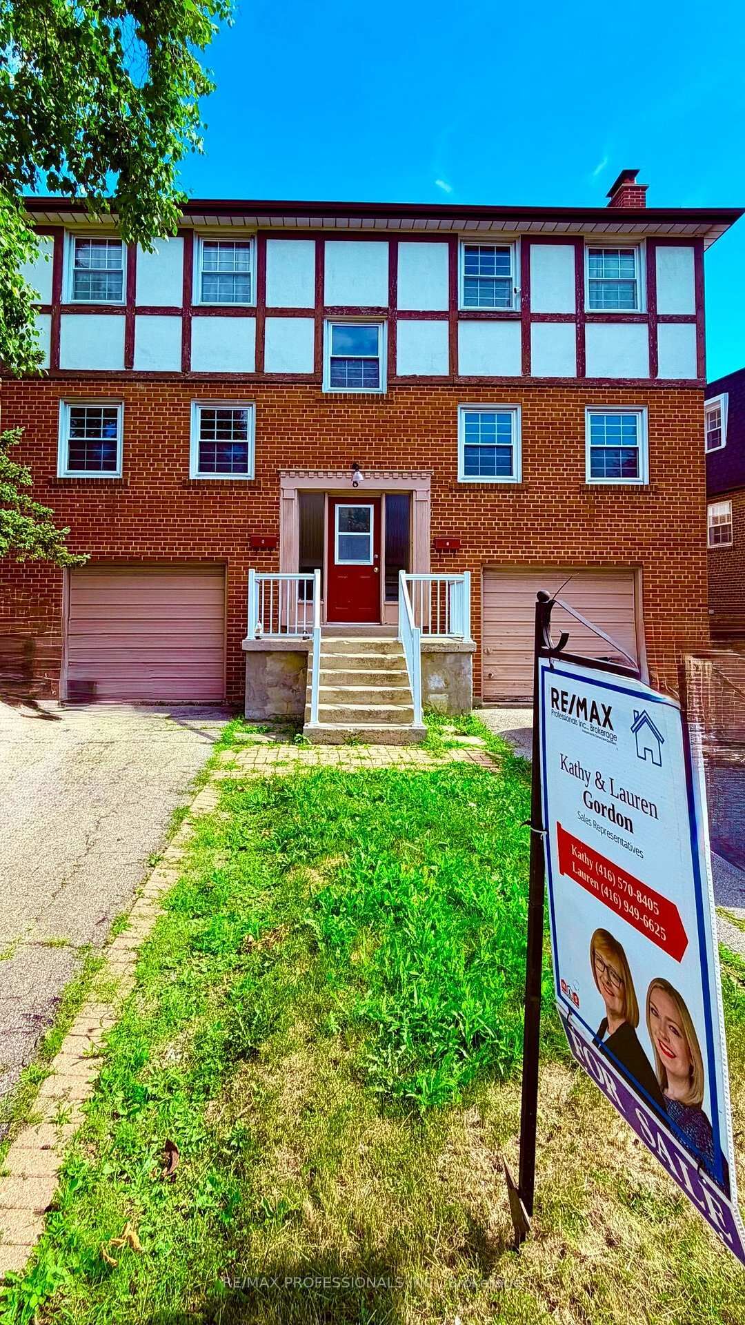 Property Photo: 8 Bridesburg Drive ON M9R 2K3