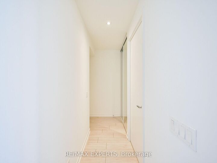 Property Photo:  950 Portage Parkway 5910  ON L4K 0J7 