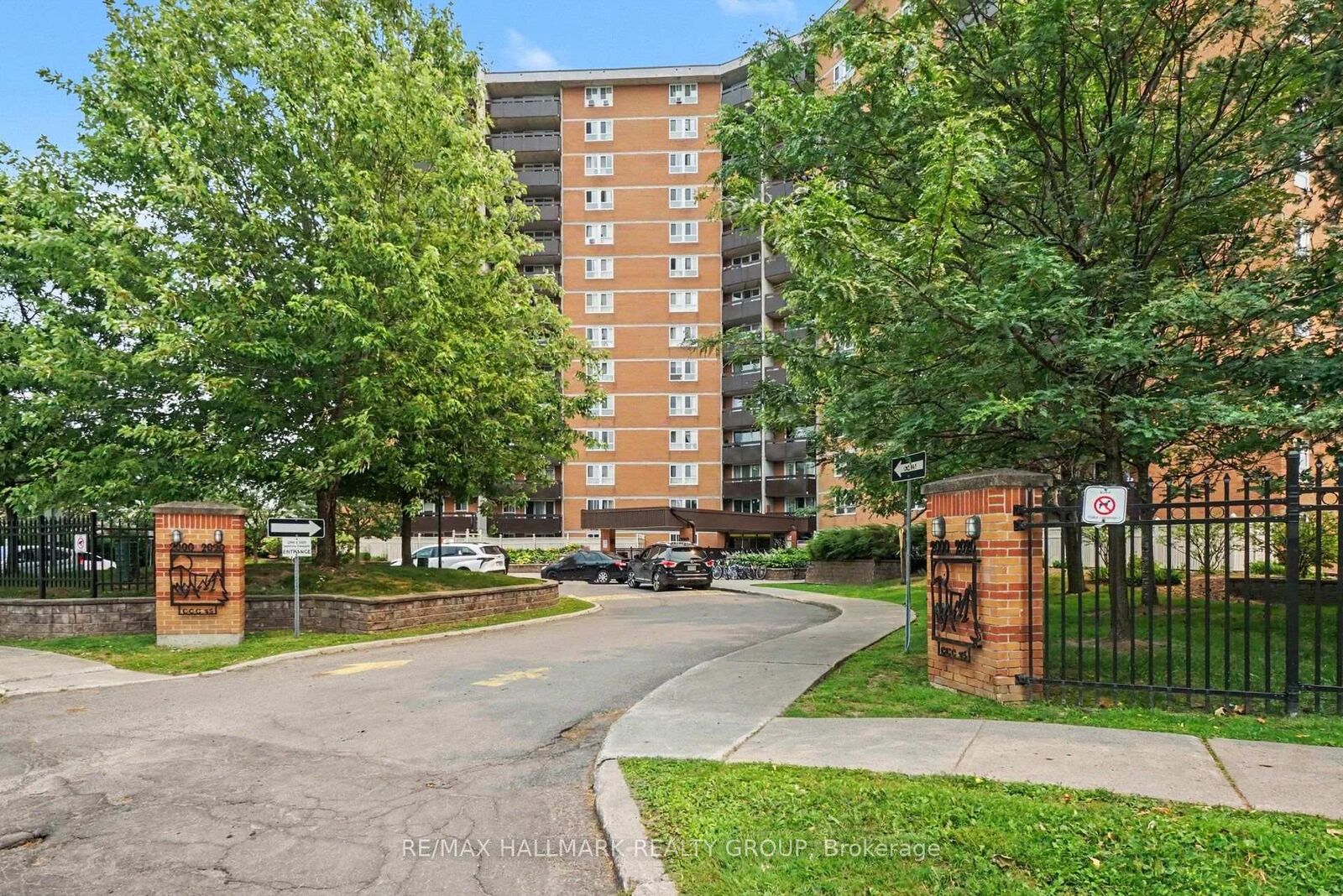Property Photo: 2000 Jasmine Crescent 1417 ON K1J 8K4