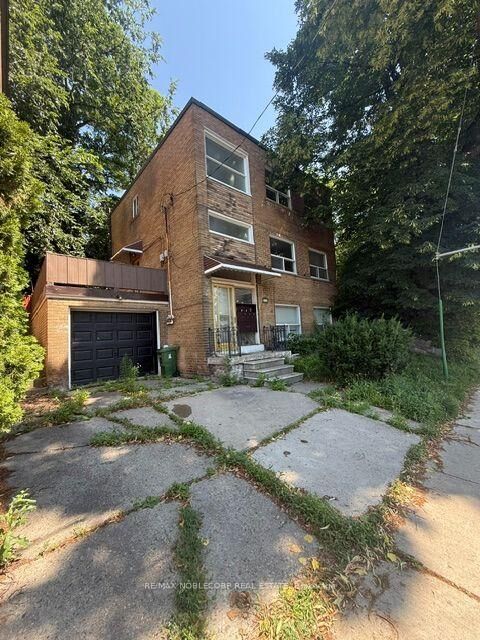 Photo de la propriété: 832 Davenport Road ON M6G 2B6
