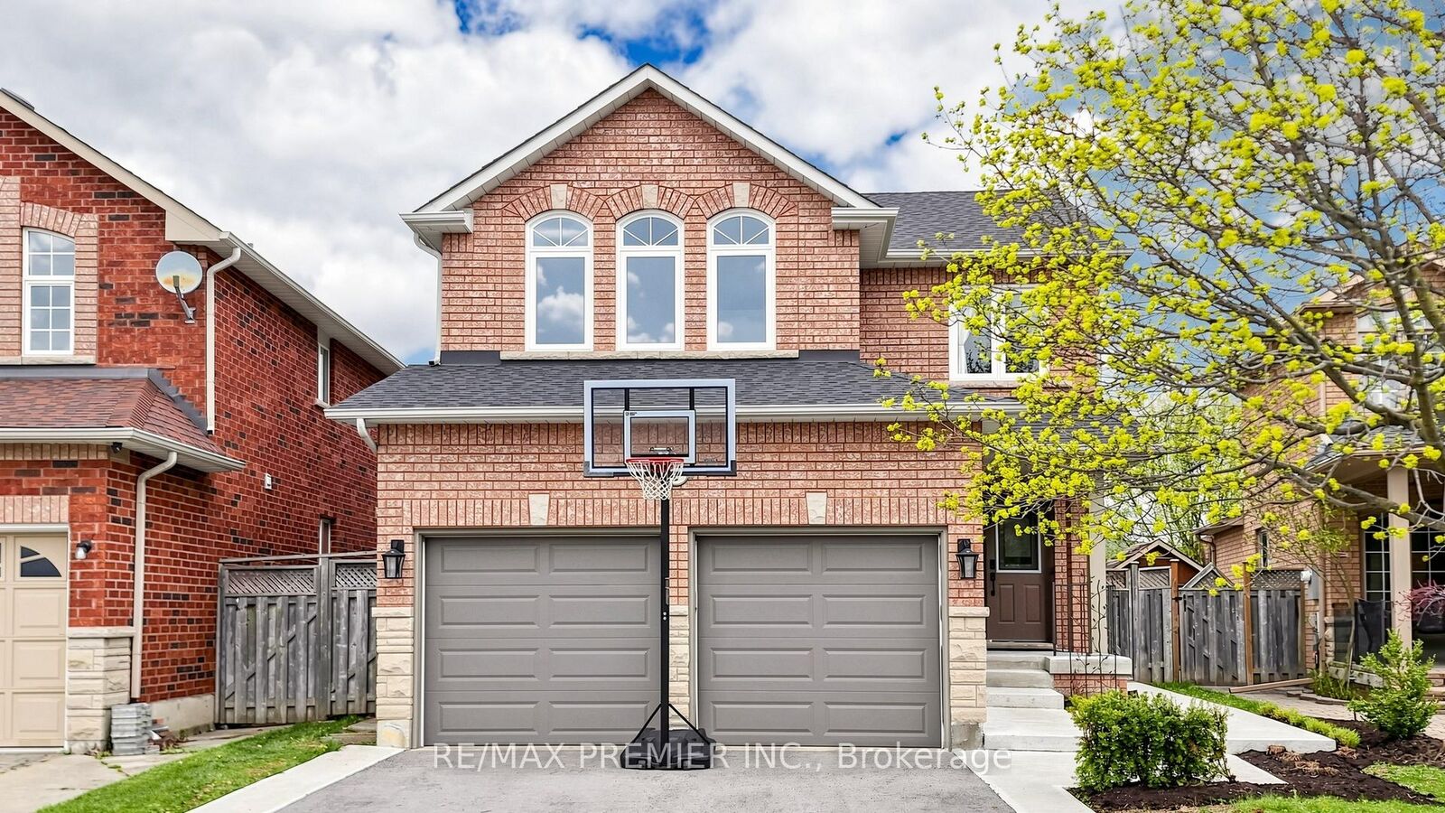 Property Photo: 6 Terrastone Court ON L7E 2H1