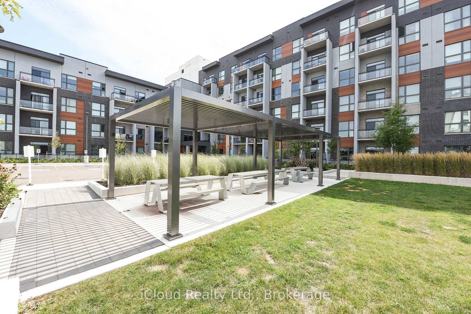 Property Photo:  95 Dundas Street 004  ON L6M 5N4 