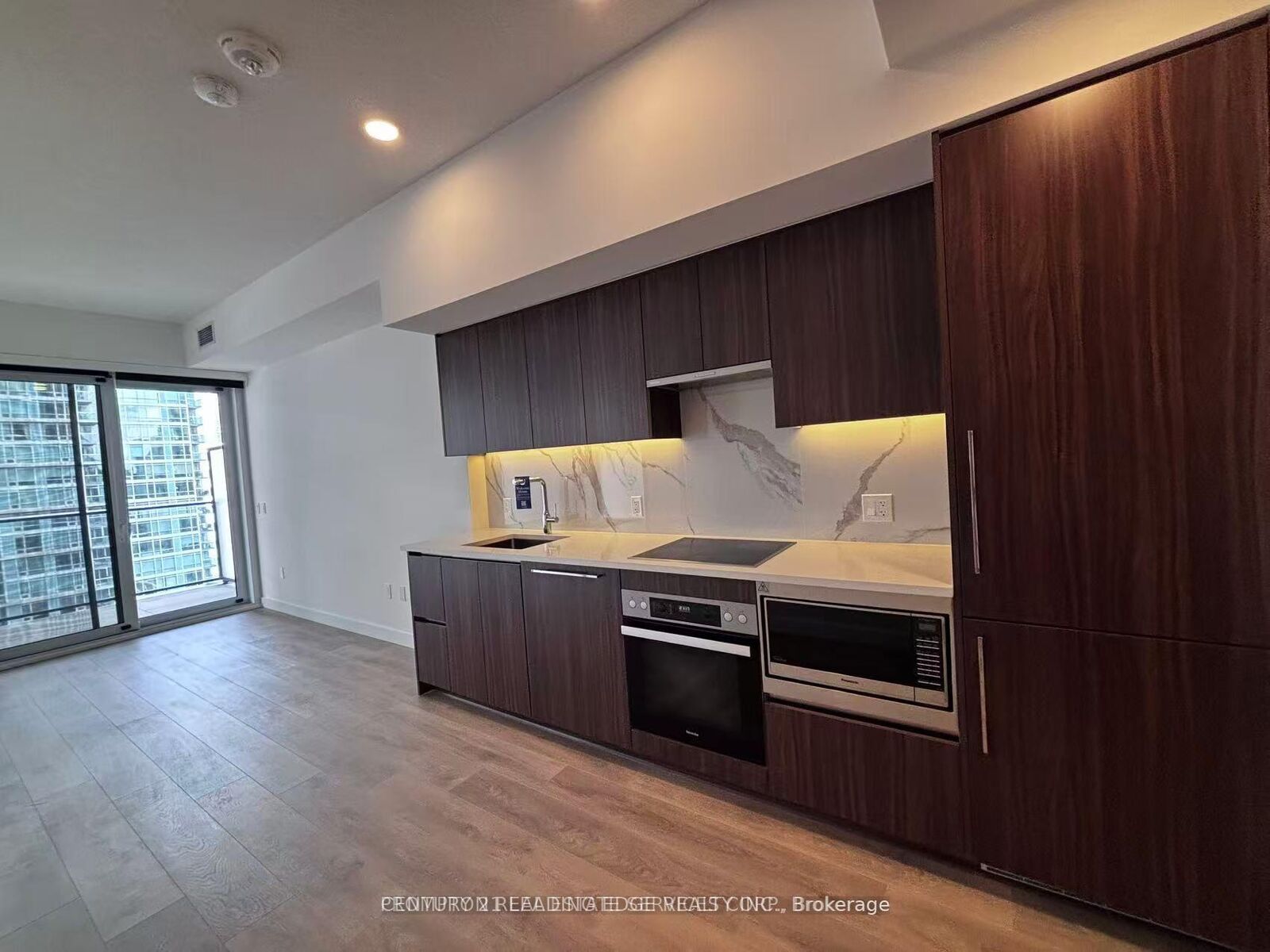 Property Photo: 3 Concord Cityplace Way 2506 ON M5V 0X4