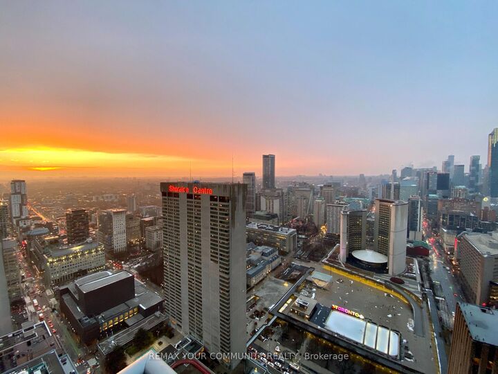 Property Photo:  70 Temperance Street 4715  ON M5H 4E8 