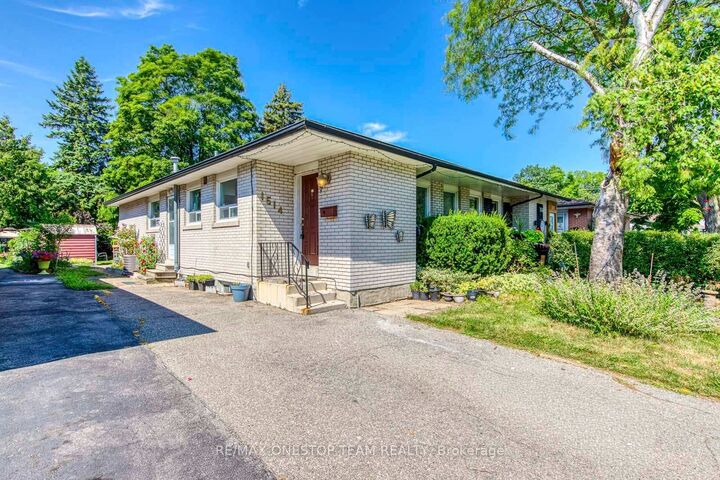 Property Photo:  1514 Swanage Crescent  ON L5J 3N8 