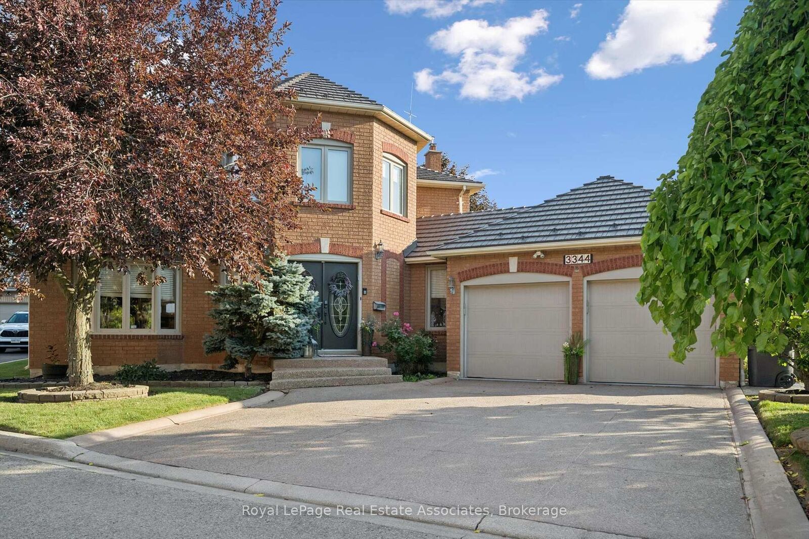 Property Photo: 3344 Trelawny Circle ON L5N 6N5