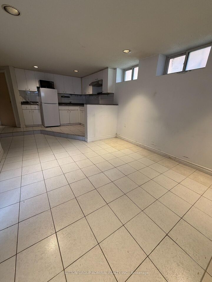 Property Photo: 1188 Avenue Road B ON M5N 2G1