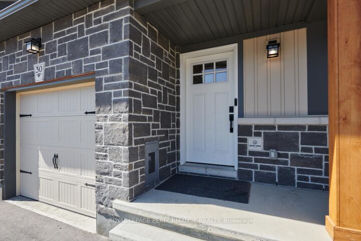 Property Photo:  30 Whitcomb Crescent  ON K7A 0C2 