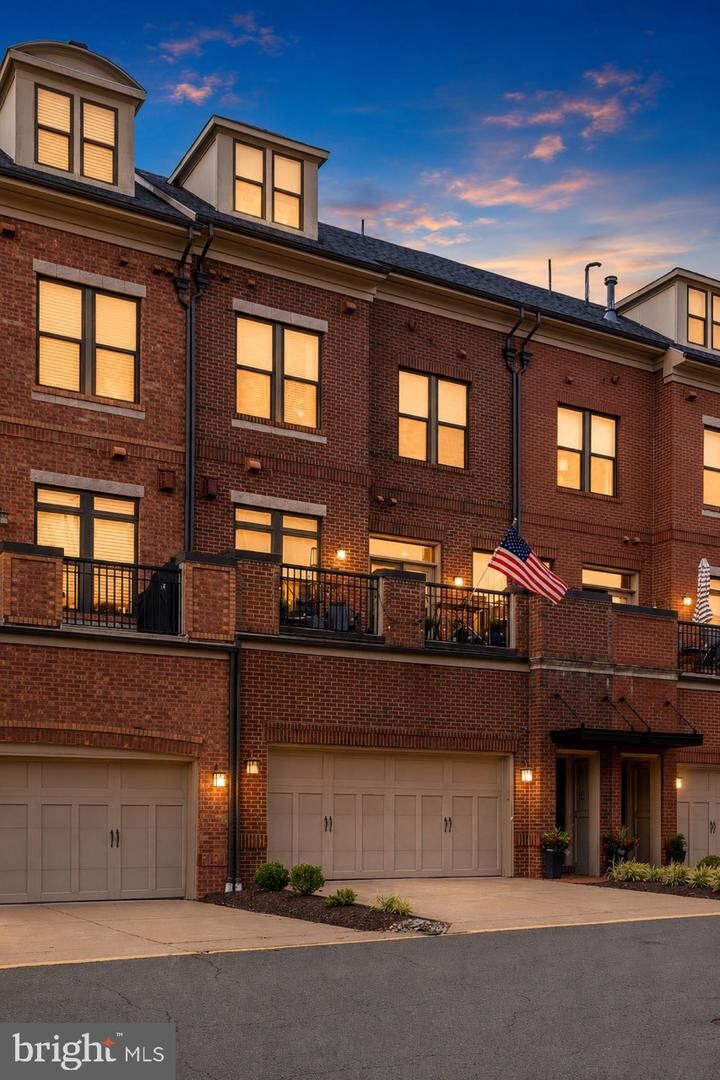 Property Photo: 208 Railbender Alley SE VA 20175