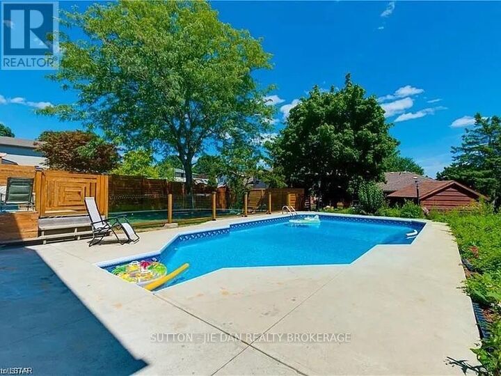 Property Photo: 1027 Flintlock Court ON N6H 4M3