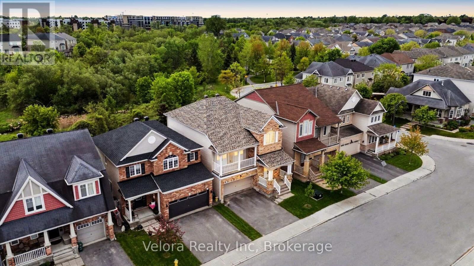 Property Photo: 607 Rosehill Avenue ON K2S 0K3