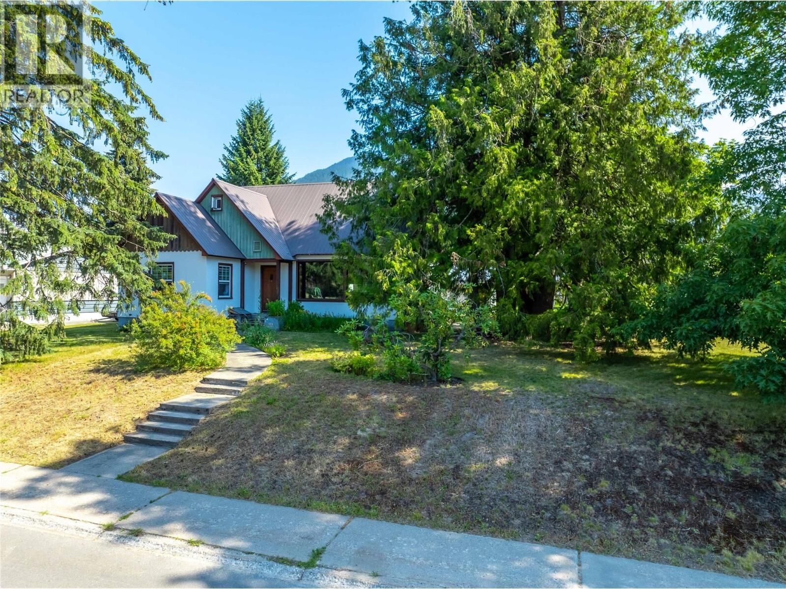 Property Photo: 422 Ninth Street East BC V0E 2S0