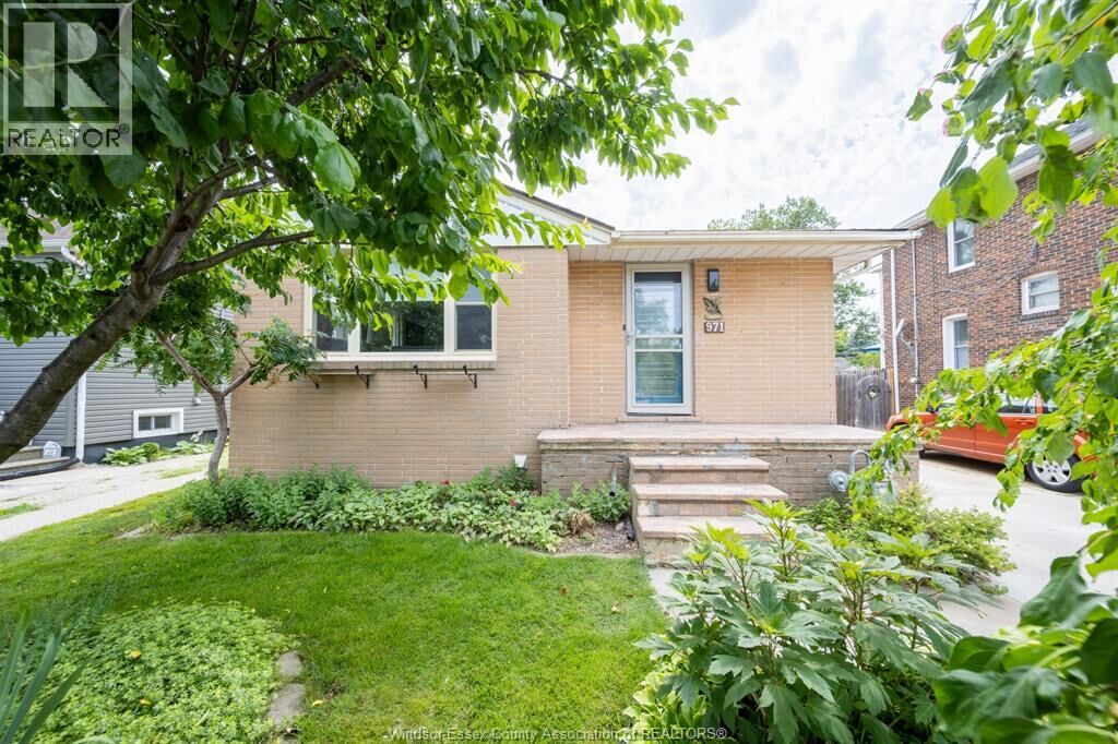 Property Photo:  971 Fairview Boulevard  ON N8S 3G6 
