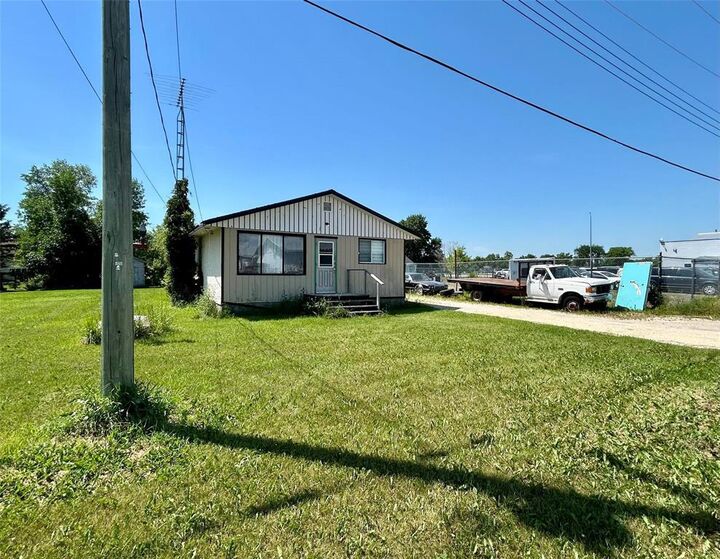 622 Morris Avenue — photo 1