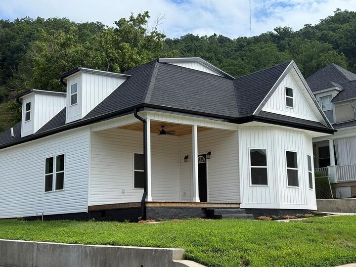 Property Photo:  121 4th  KY 41240 