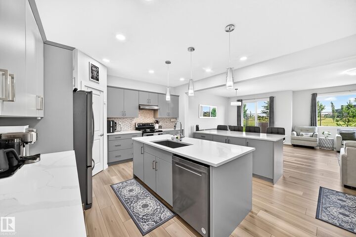 Property Photo:  4018 Hawthorn Link Link SW  AB T6X 1Y6 