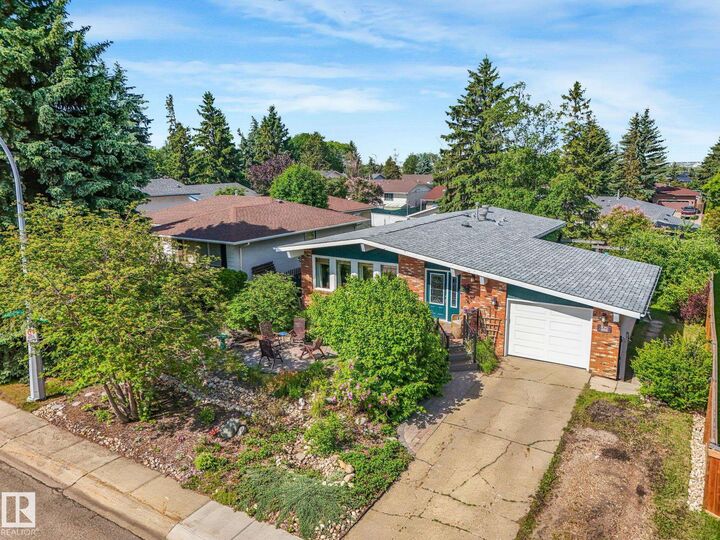 Property Photo: 32 Malvern Drive AB T8A 3S2