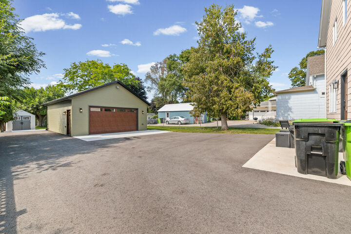 Property Photo:  503 Linden Ave  WI 53027 