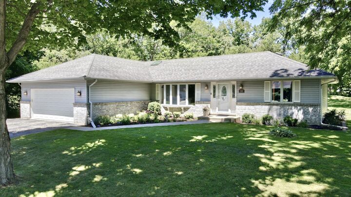 Property Photo:  118 Hillview Rd  WI 53191 