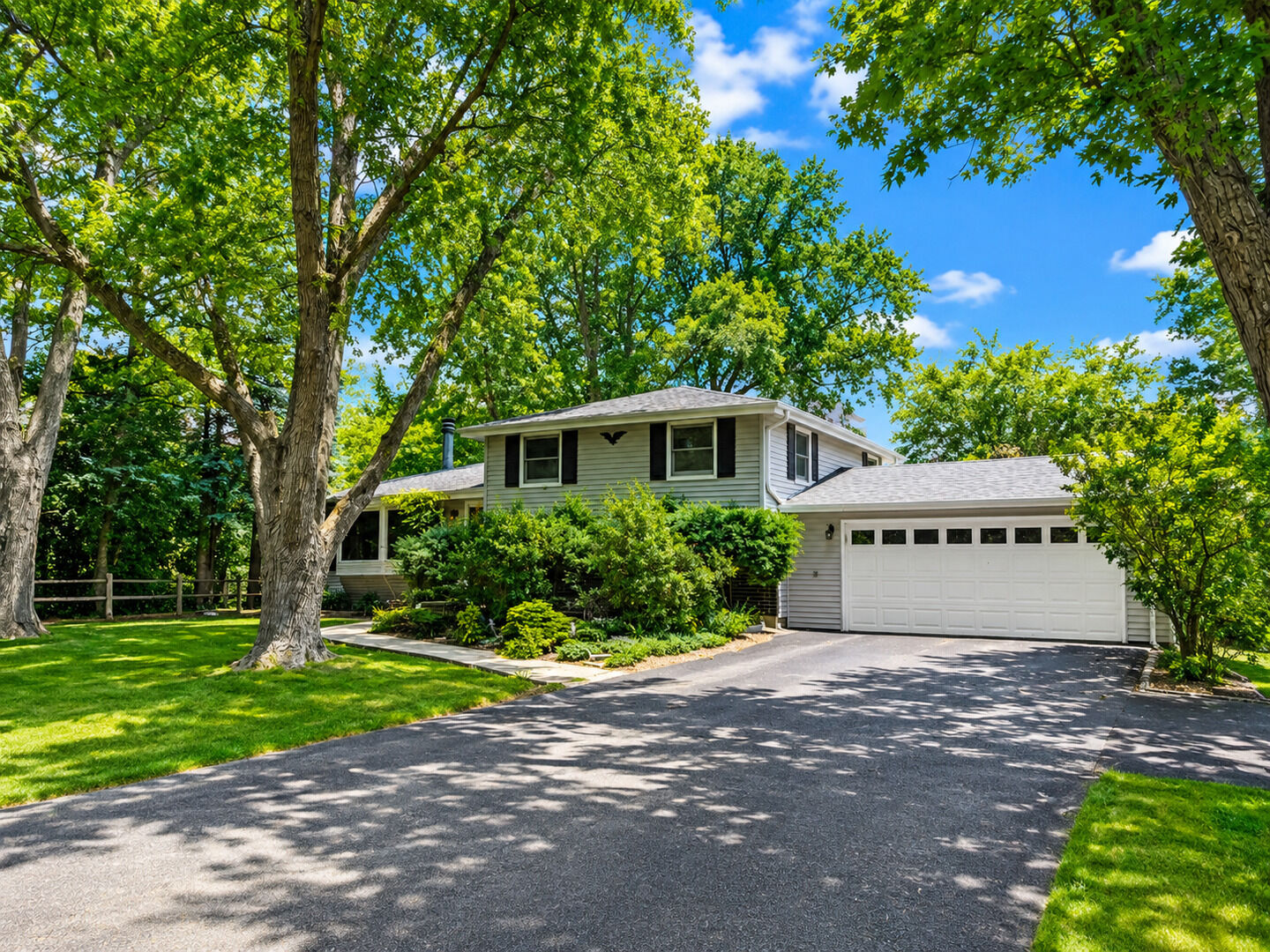 Property Photo:  8 E Rollins Road  IL 60073 