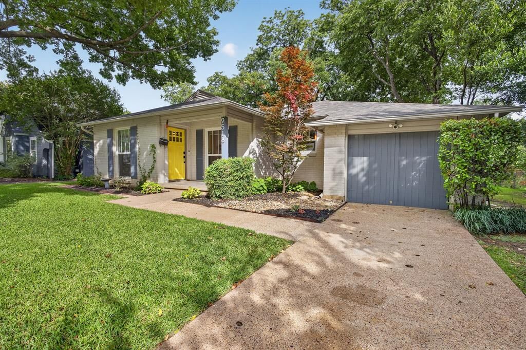 Property Photo: 9518 Biscayne Boulevard TX 75218