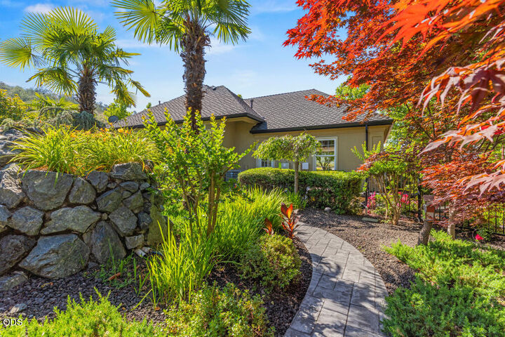 Property Photo:  1072 Castlewood Drive  OR 97504 