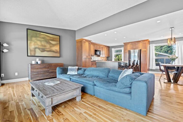 Property Photo:  10619 Oakmoor Way SW  AB T2W 1S7 