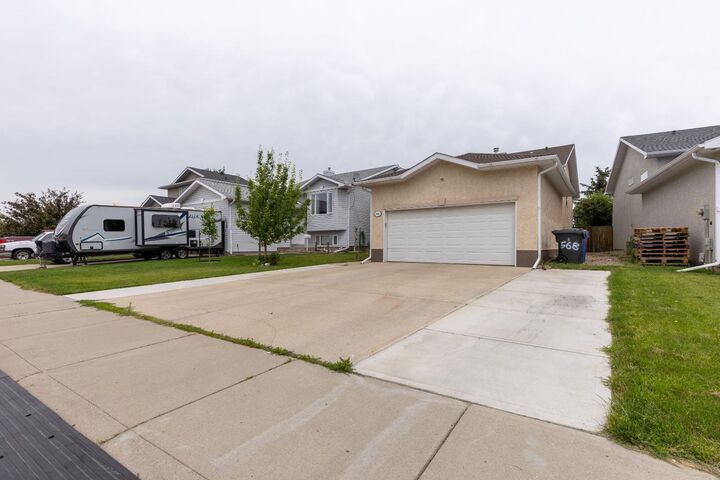 Property Photo: 568 Heritage Boulevard W AB T1K 7S4