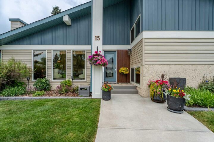 Property Photo:  15 Lock Crescent  AB T1S 1E7 