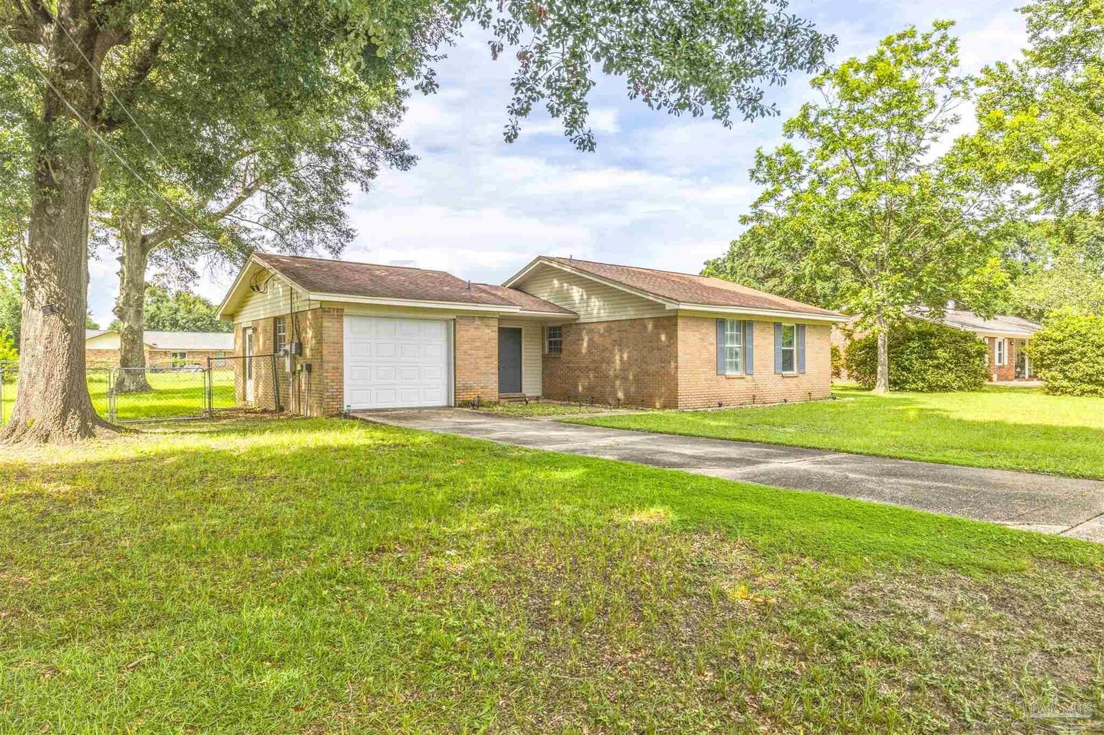 Property Photo: 4886 Andrea Ln FL 32571