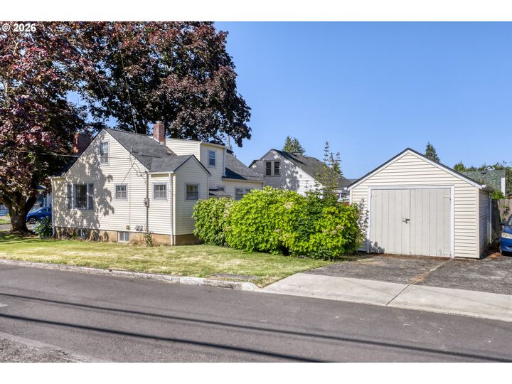 Property Photo:  1135 B St  WA 98671 