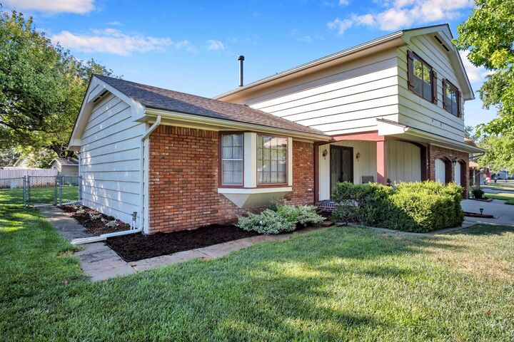 Property Photo:  304 Rolling Hills Dr  KS 67114 