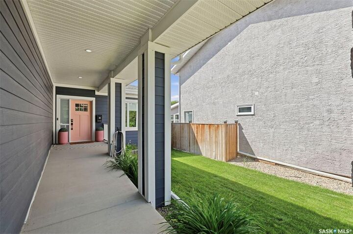 Property Photo: 1521 10th Avenue N SK S7K 3A7