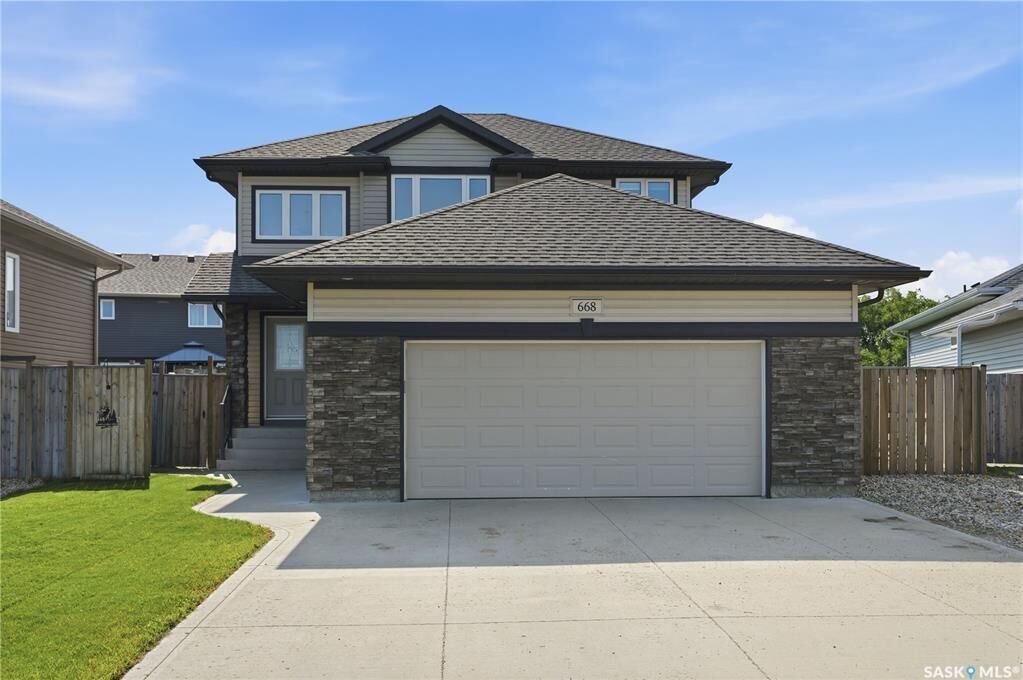 Property Photo:  668 Lehrer Crescent  SK S7R 0L2 