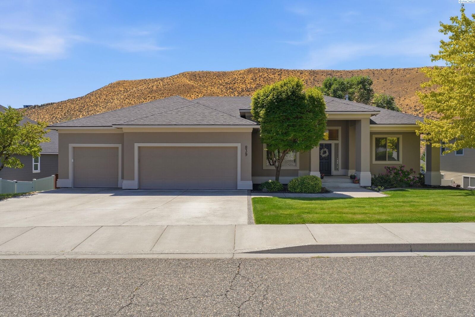 Property Photo:  839 Rand Dr  WA 99352 