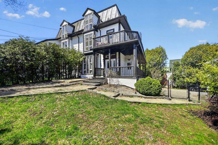 372 King Street W — photo 1
