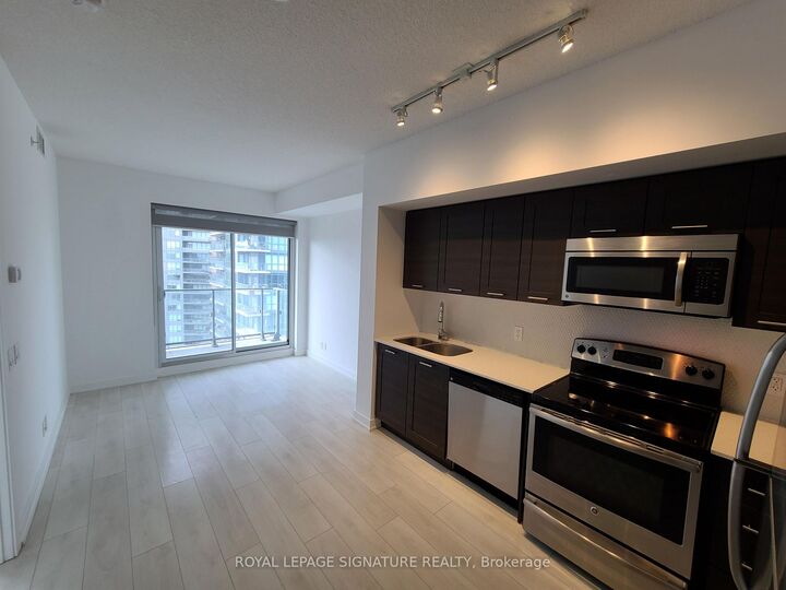 Property Photo: 2220 Lake Shore Boulevard W 3203 ON M8Y 0C1