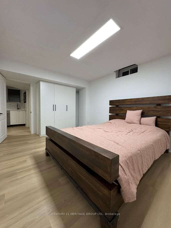 Photo de la propriété:  51 Rocksprings Avenue Lower  ON L4S 1P8 