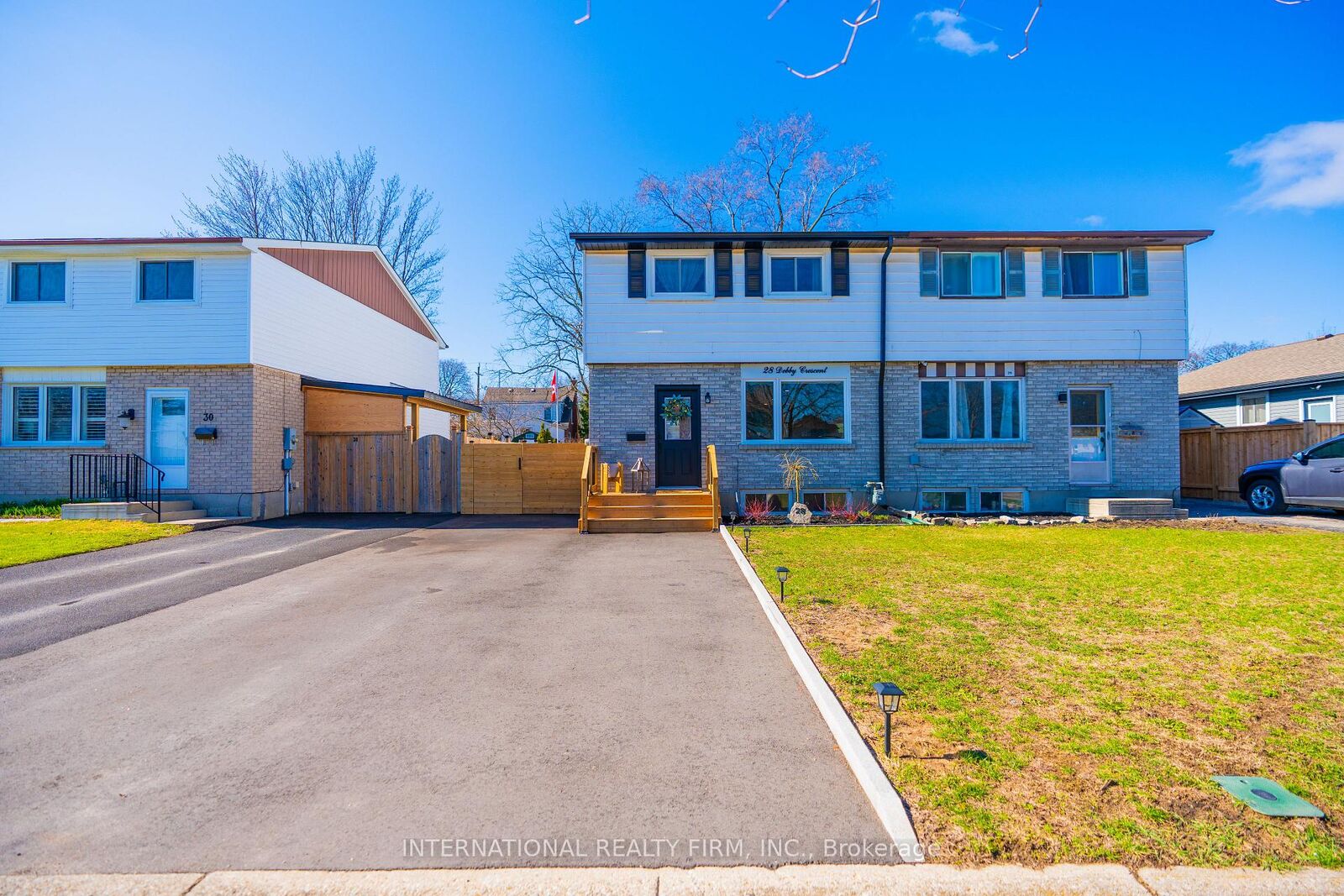 Property Photo:  28 Debby Crescent  ON N3R 7A4 