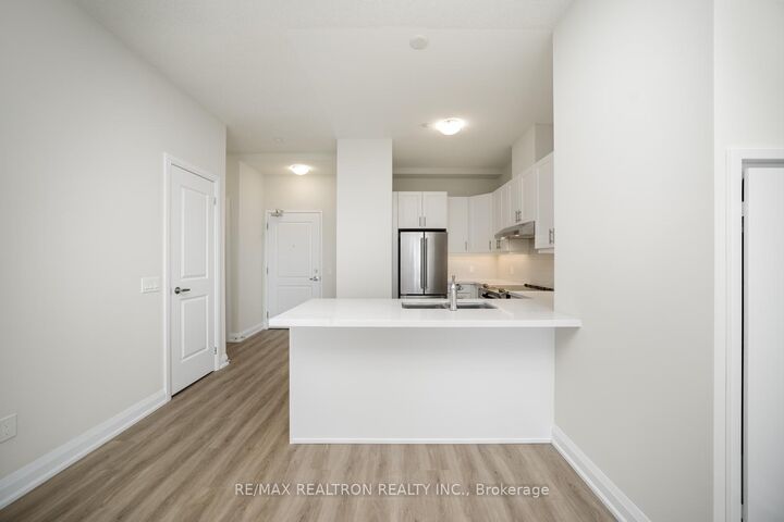 Property Photo:  5917 Main Street Ph811  ON L4A 5G4 